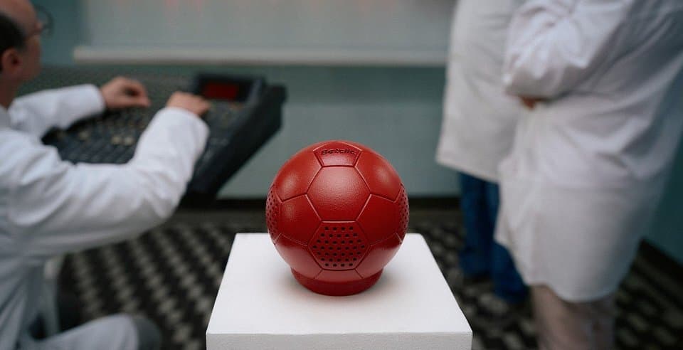 Betclic Red Noise — urządzenie audio w kształcie czerwonej piłki
